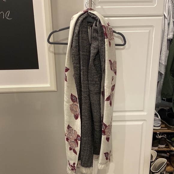 Two Tone Reversible Scarf Never Worn - Picture 4 of 4